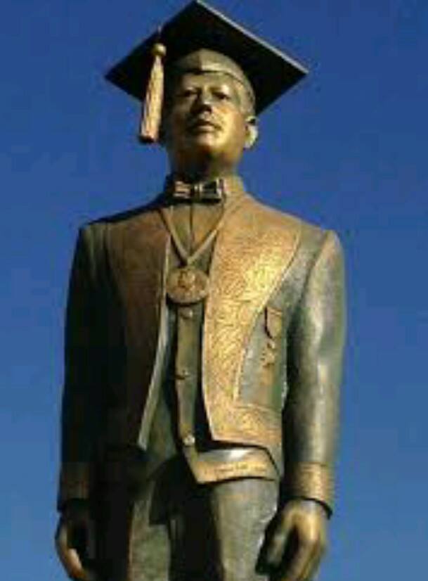 تمثال الدكتور احمد زويل 