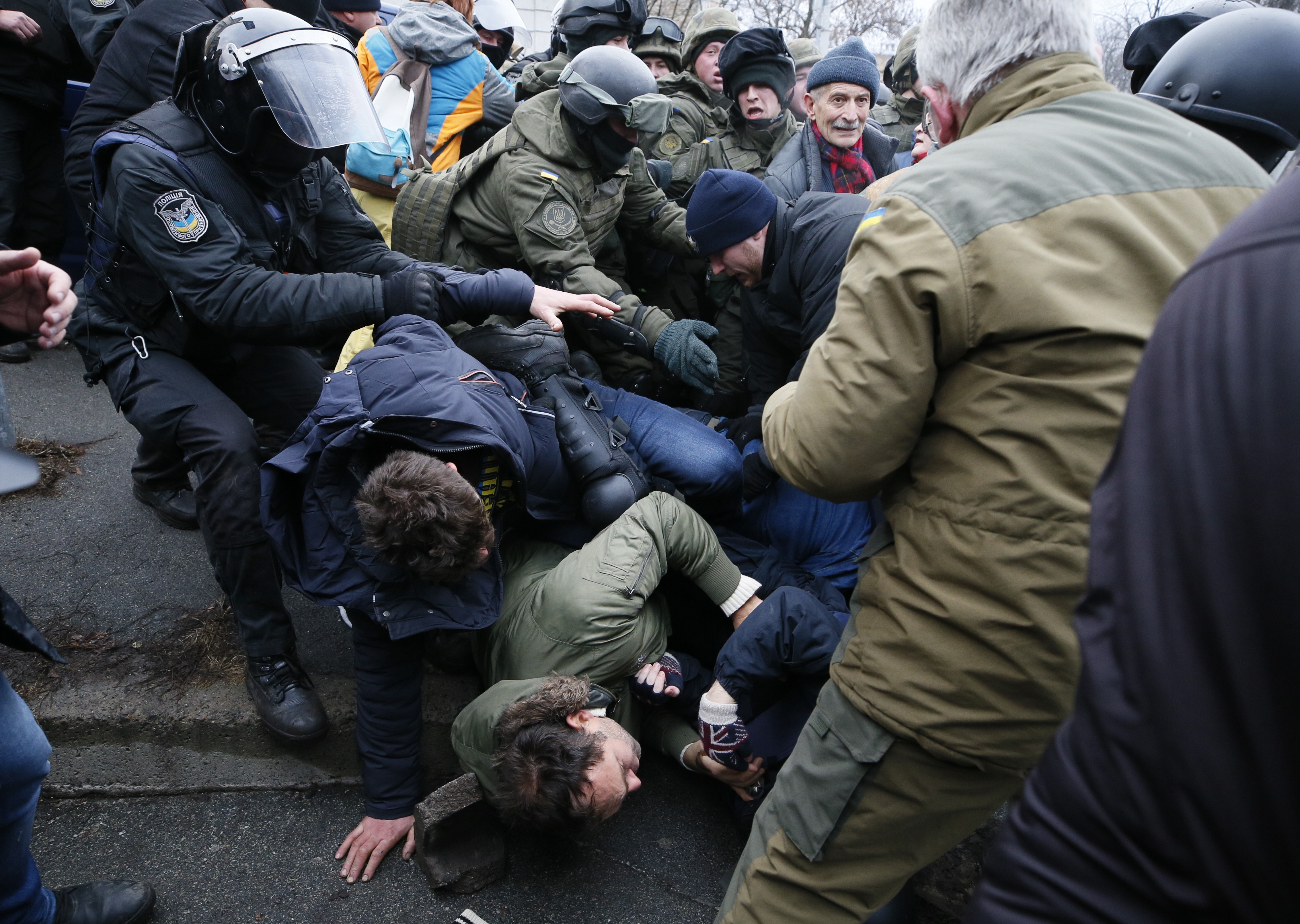 ضرب المتظاهرين