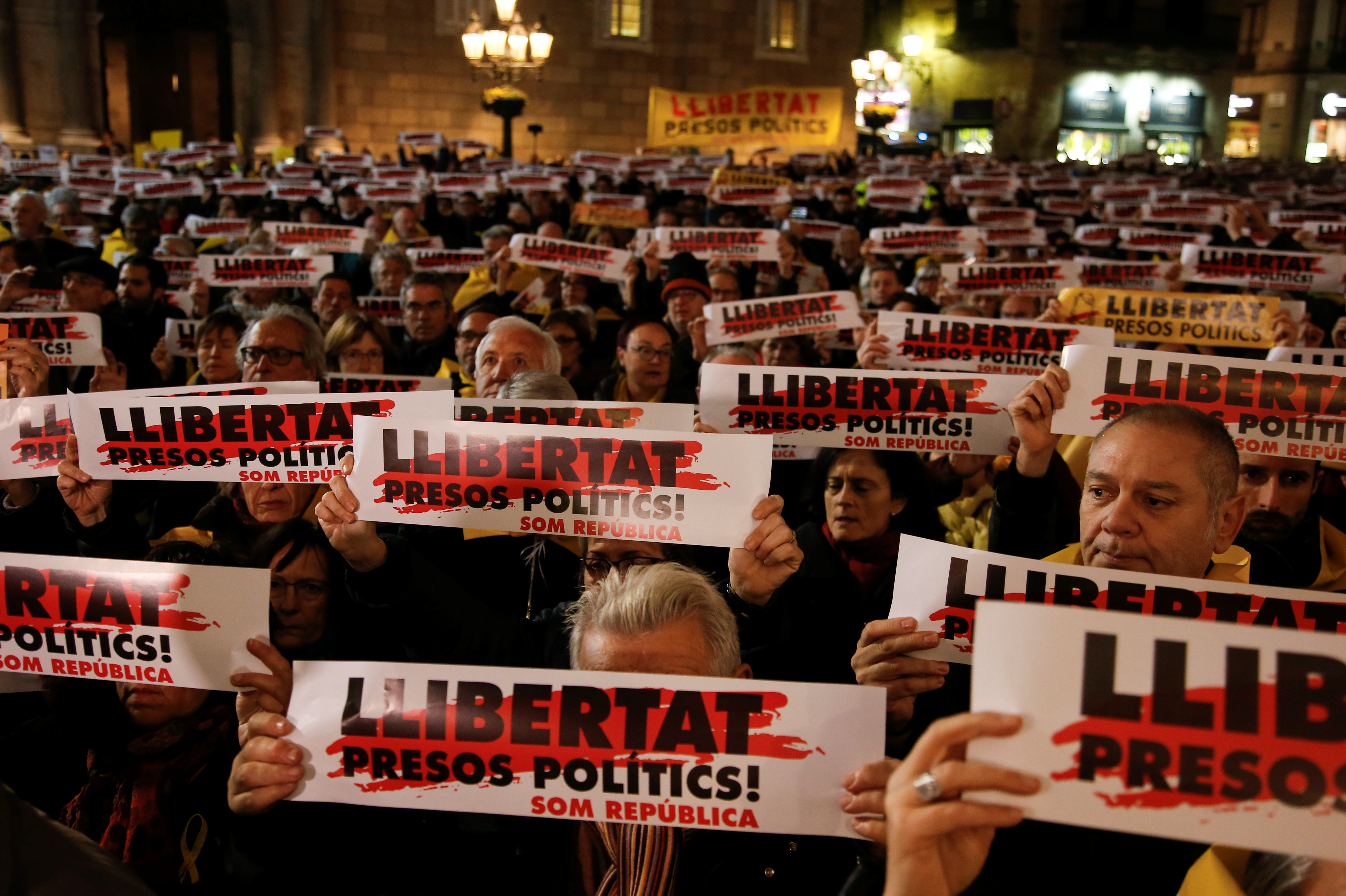لافتات تطالب السلطات الإسبانية بالإفراج عن المحبوسين