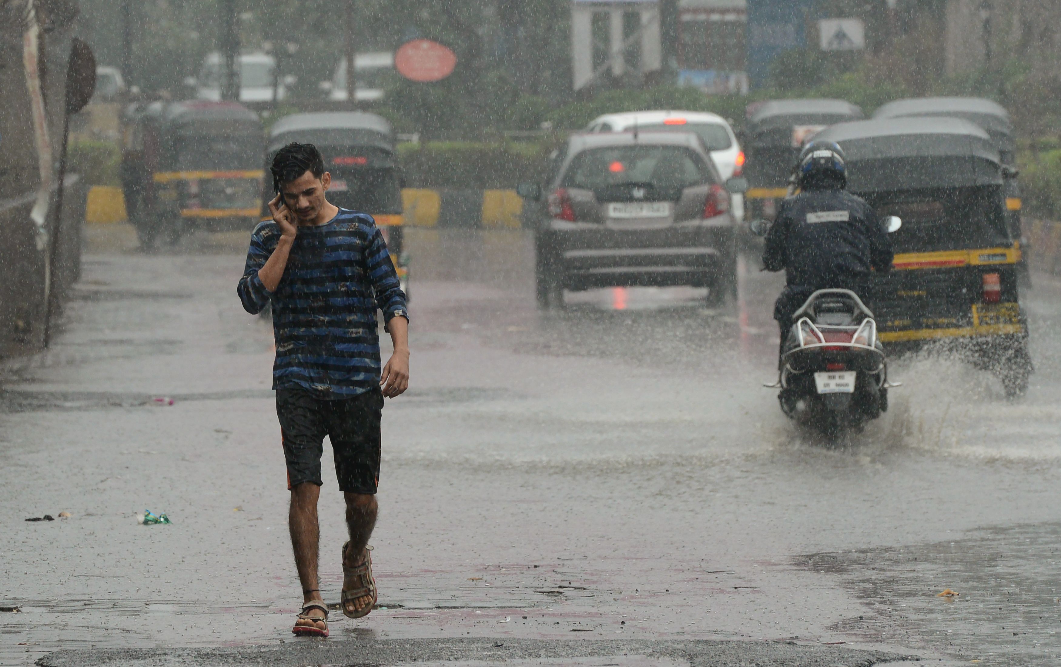 أمطار غزيرة تغرق الهند بسبب إعصار أوكهى