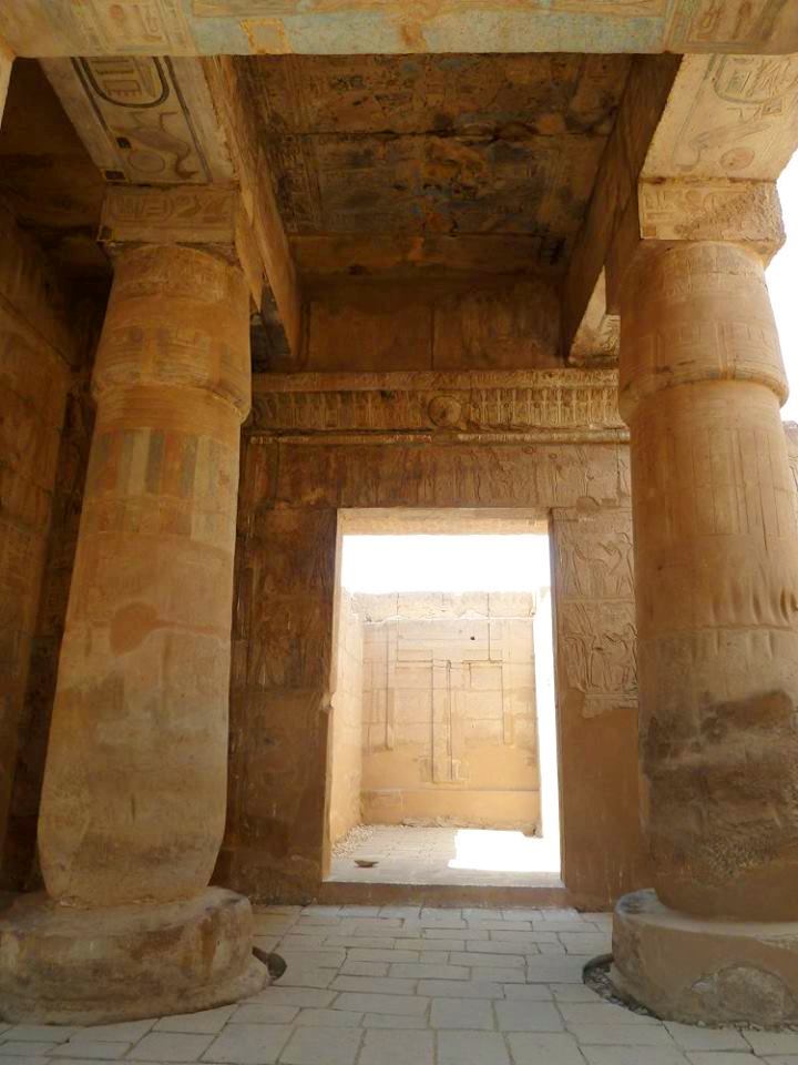 اعمدة المعابد الفرعونية الساحرة