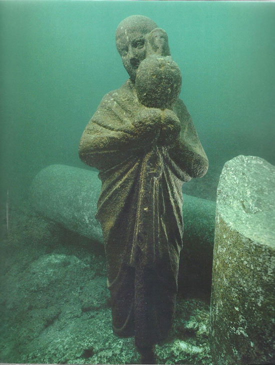 تمثال أثرى تحت الماء بالميناء الشرقى