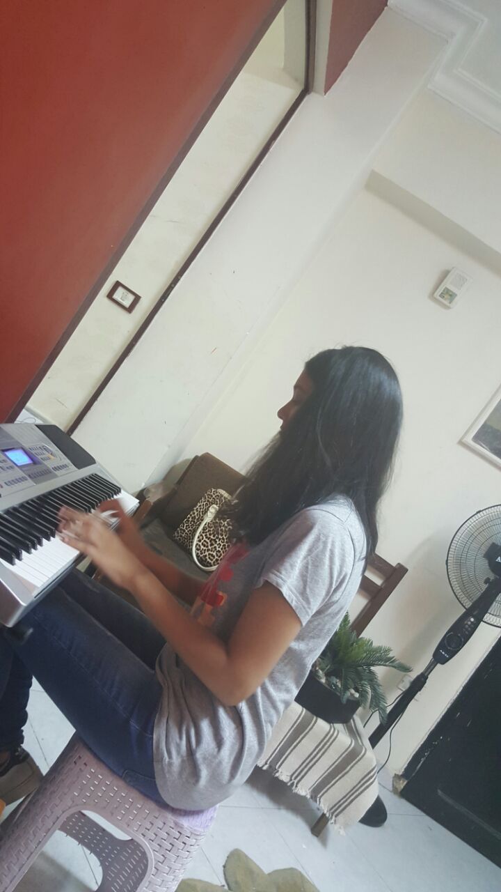 فرح تلعب البيانو