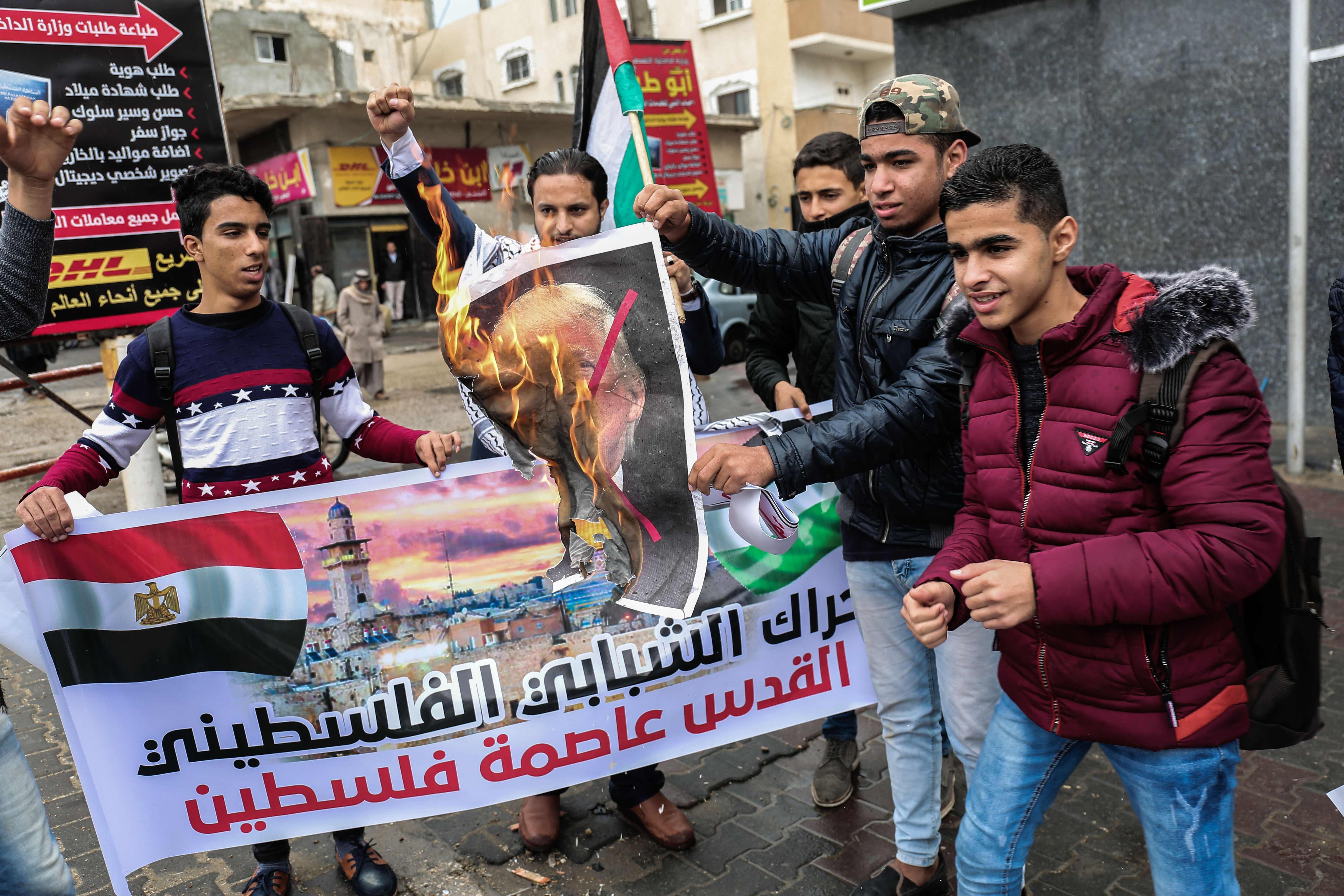 متظاهرون يحرقون صور دونالد ترامب احتجاجا على مشروع تهويد القدس