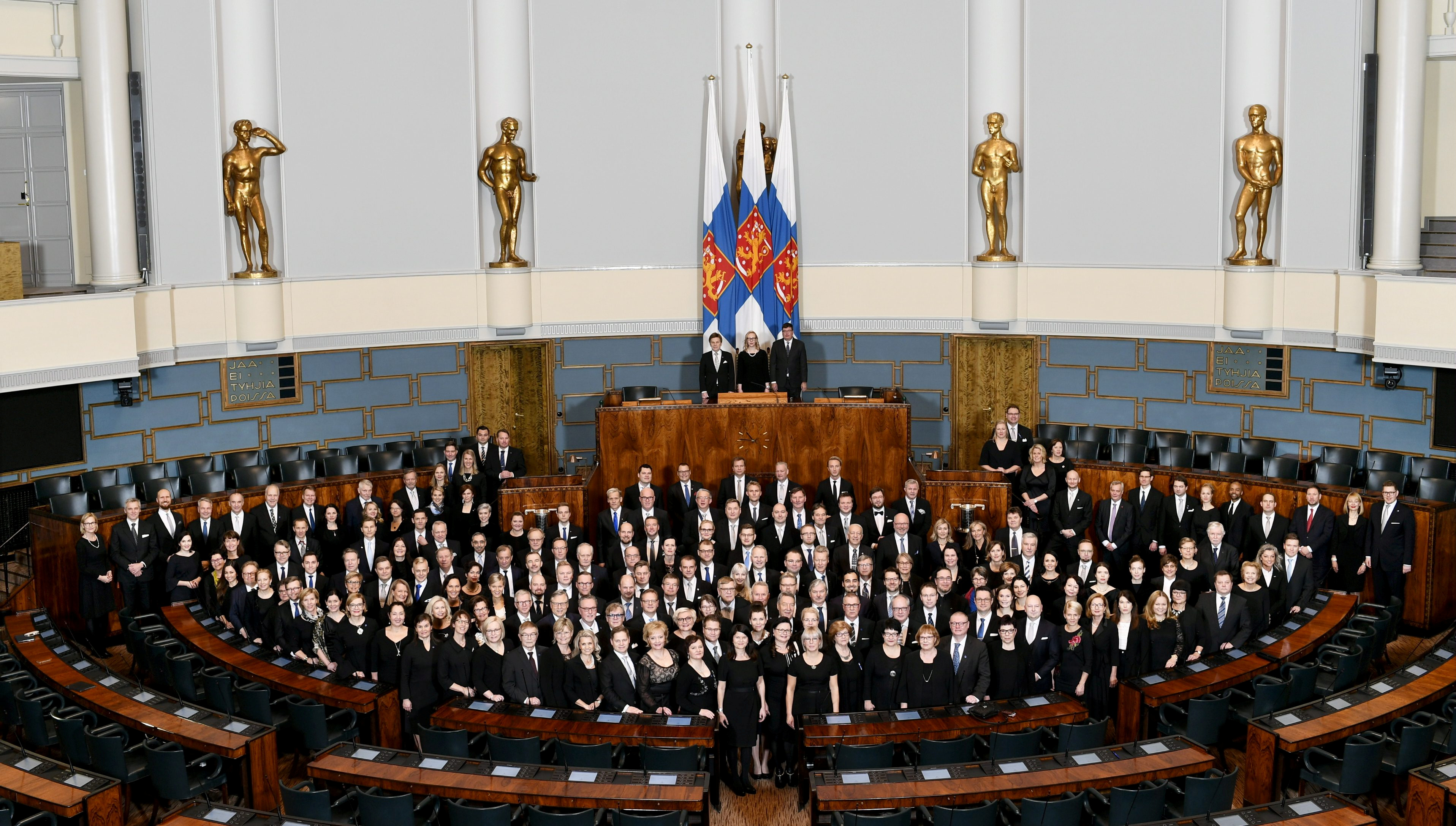 أعضاء البرلمان الفنلندى يحتفلون بالذكرى المئوية للاستقلال