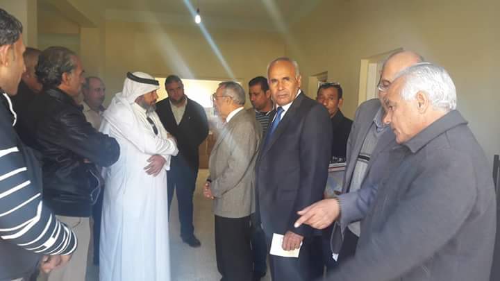 	محافظ شمال سيناء يتحدث لأحد المسئولين بالمخازن