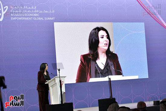 الإعلامية منى الشاذلى خلال إلقاء كلمتها فى القمة الدولية للتمكين الاقتصادى للمرأة