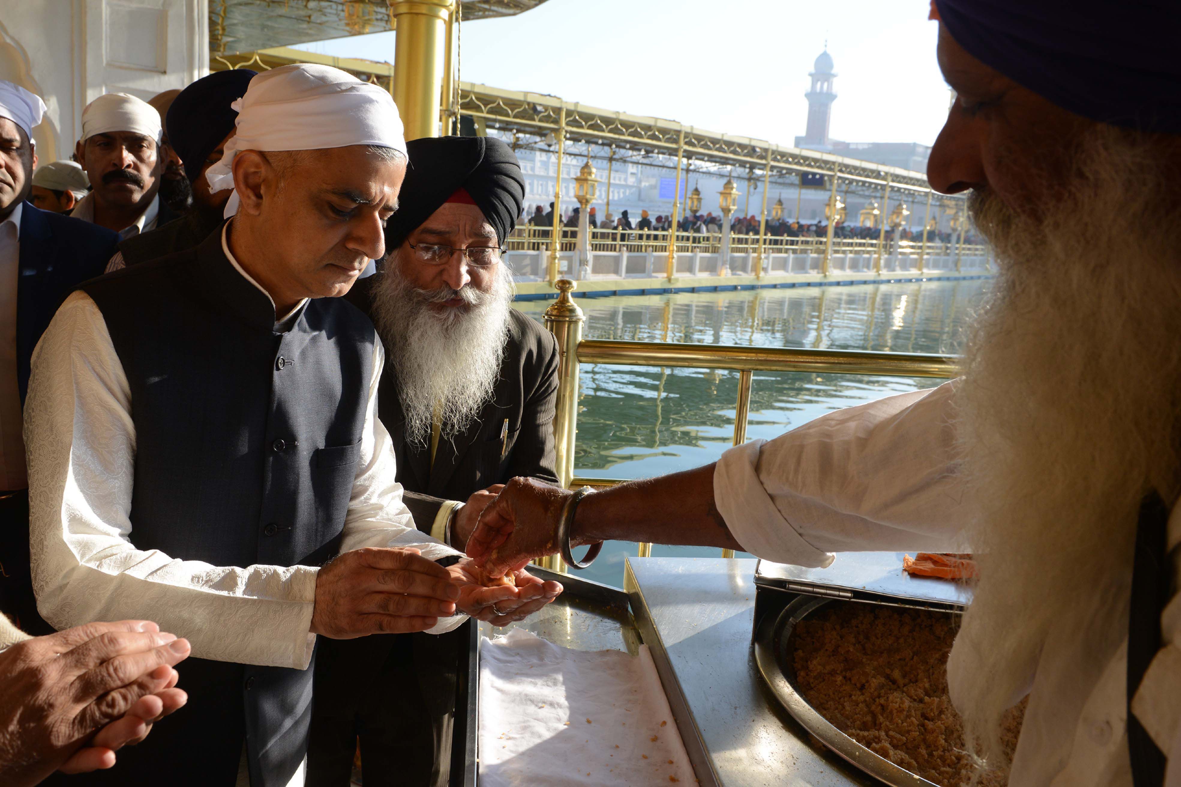 صادق خان عمدة لندن يأخذ الأكل فى المعبد الذهبى