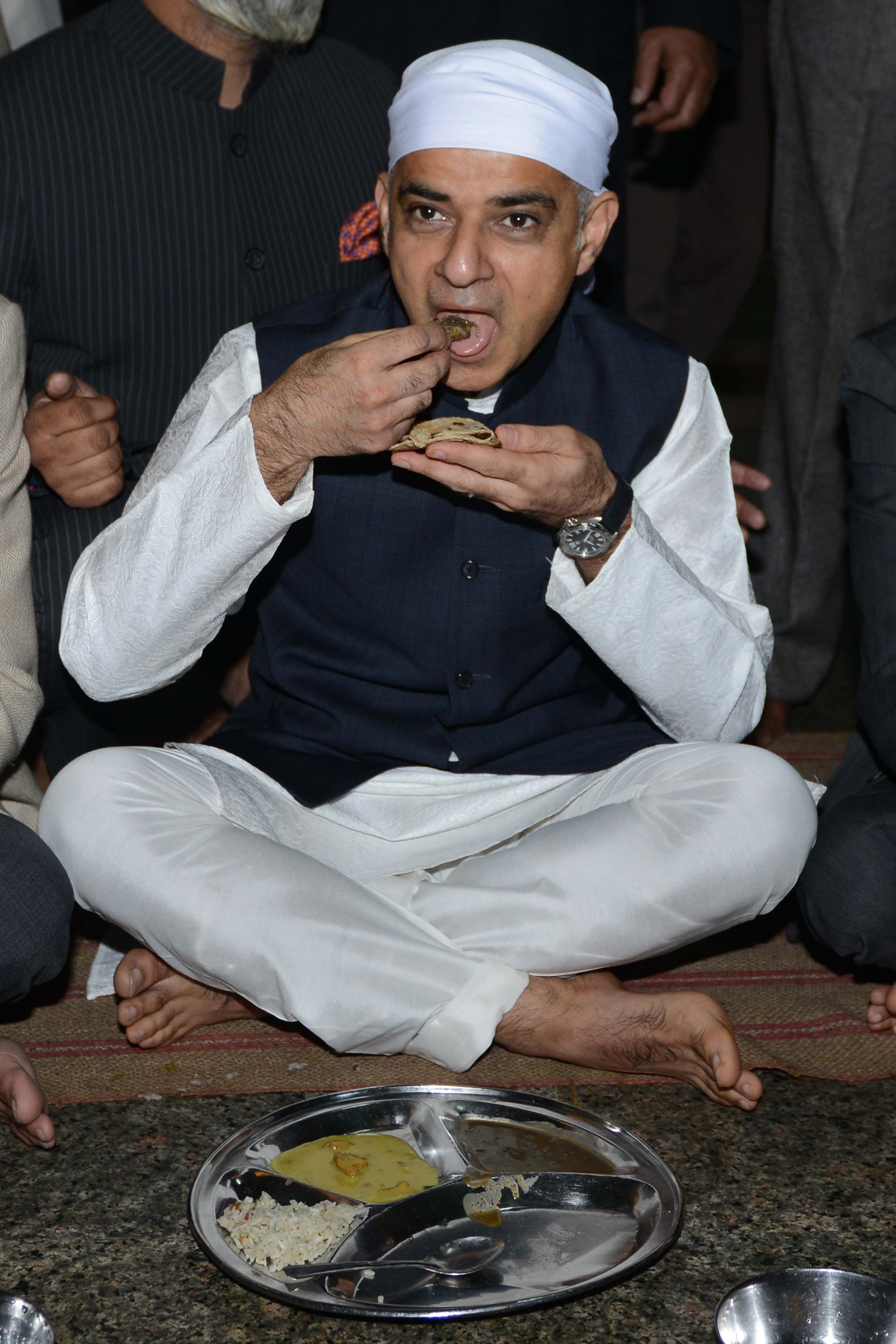 صادق خان يأكل مع أصحاب الديانة السيخية فى المعبد الذهبى