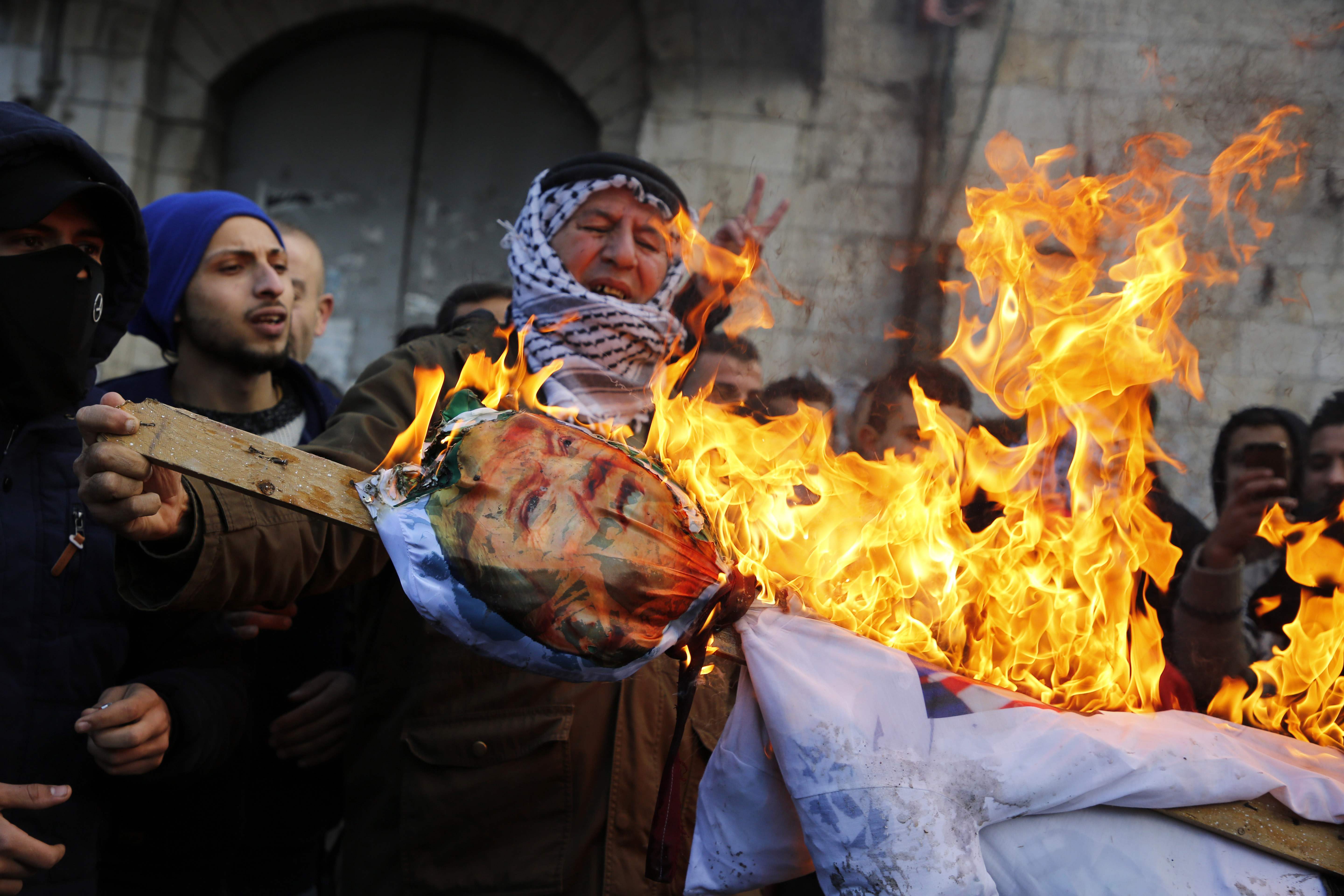 االفلسطينيون يشعلون دمية عليها صورة ترامب