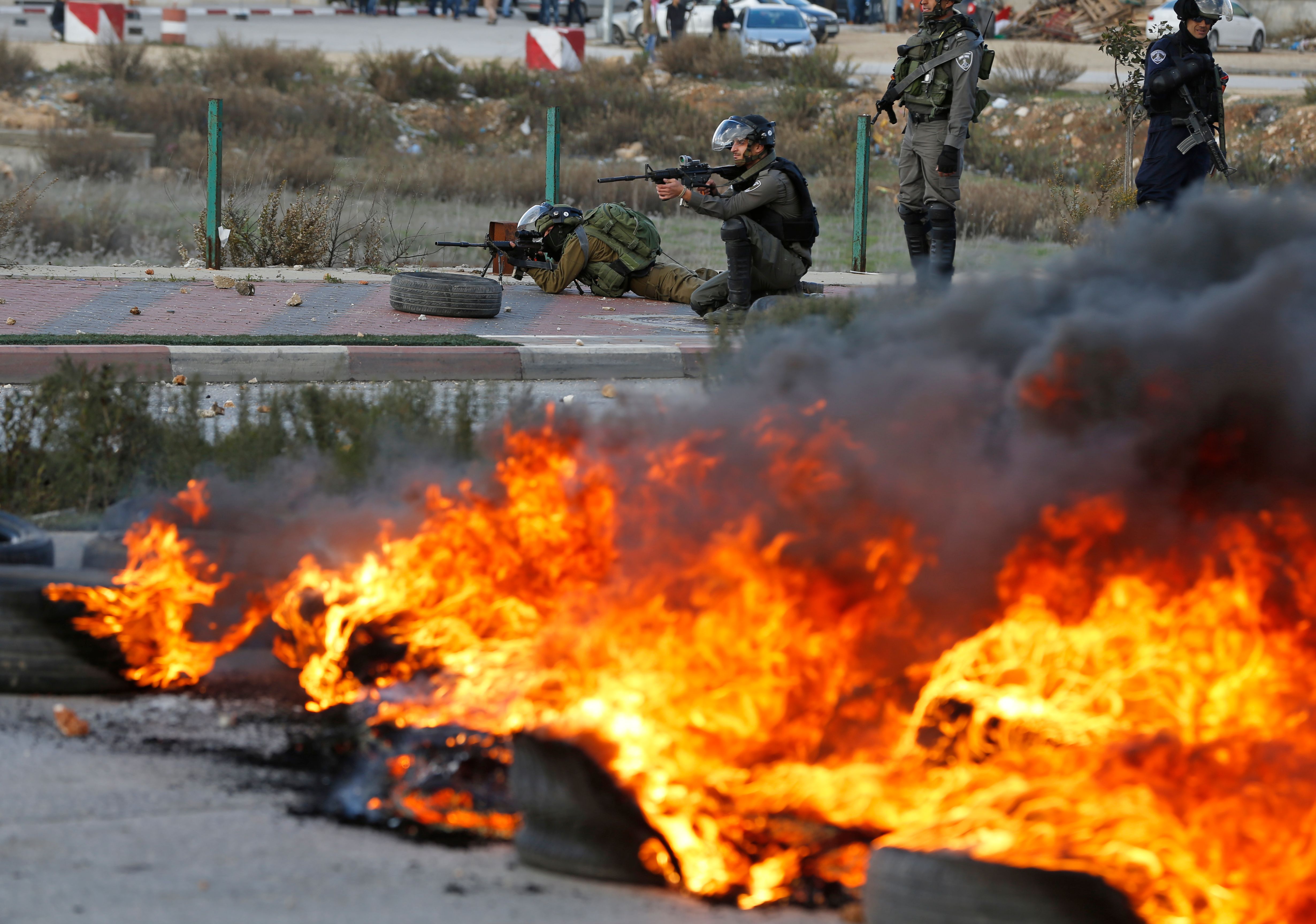 اشعال الاطارات وجنود الاحتلال يطلقون الرصاص الحى على الفلسطينيين