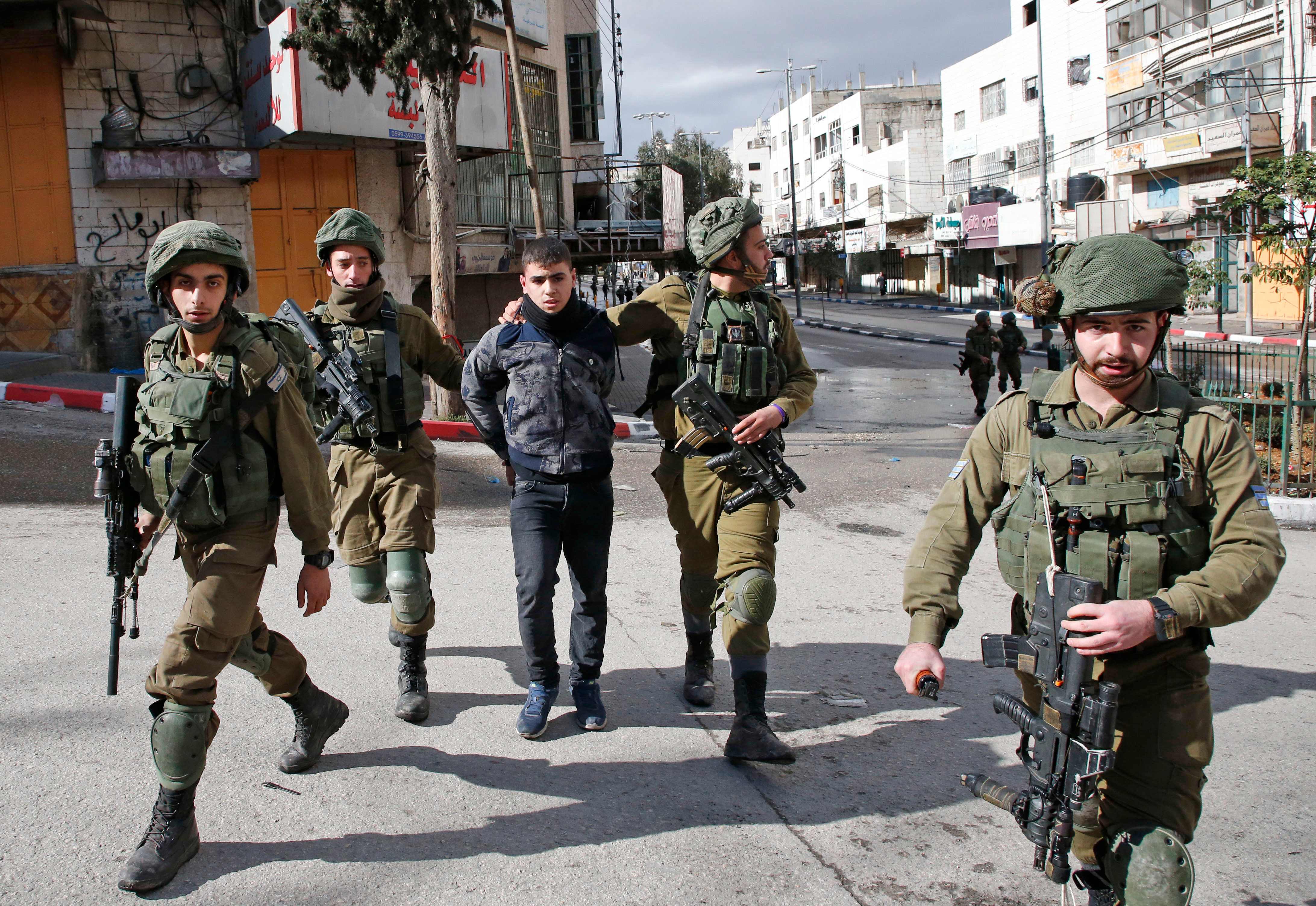 شاب فلسطينى يصلى خلال الاشتباكات