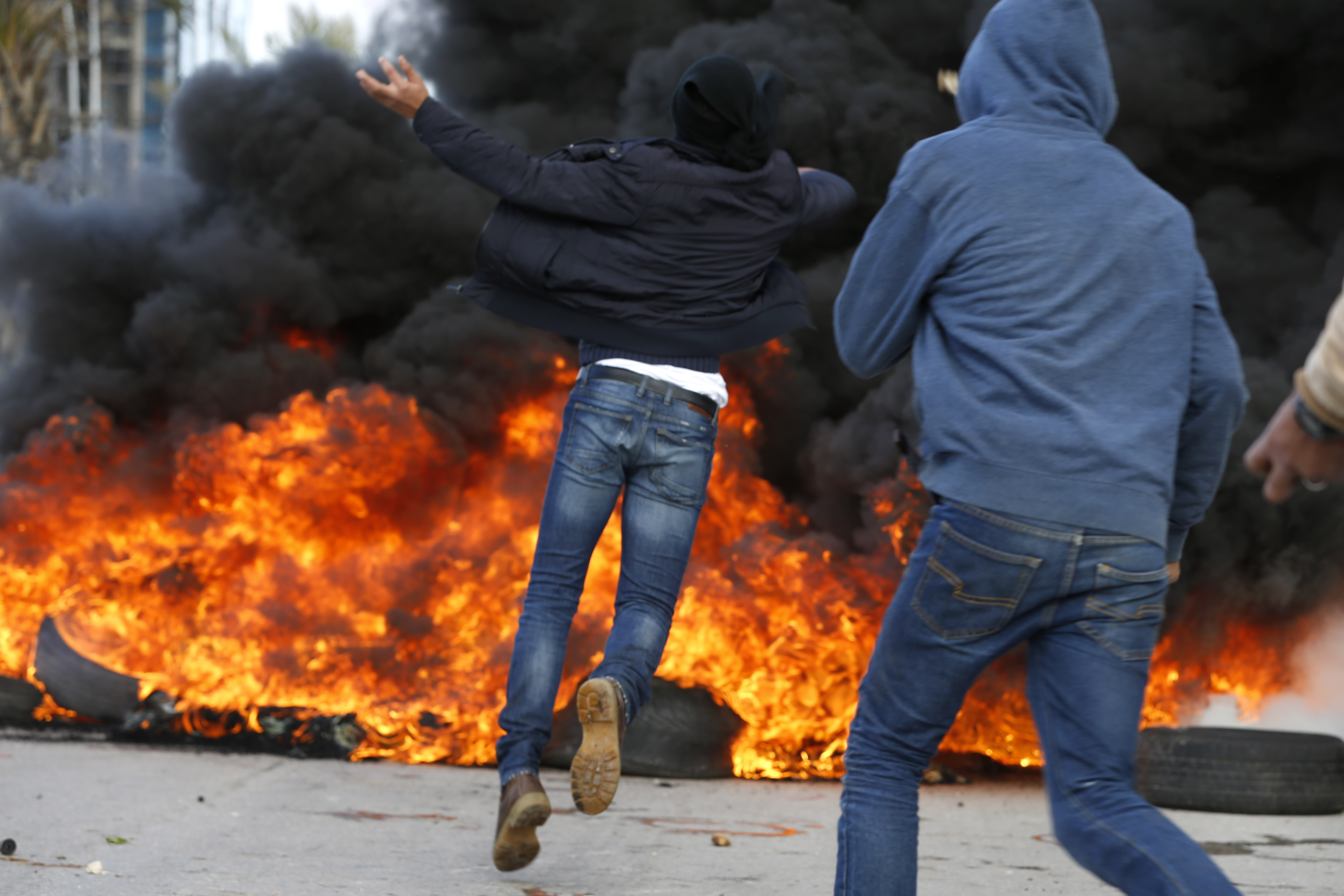 الشبان الفلسطينى يخرجون فى مظاهرات منددة بقرار ترامب