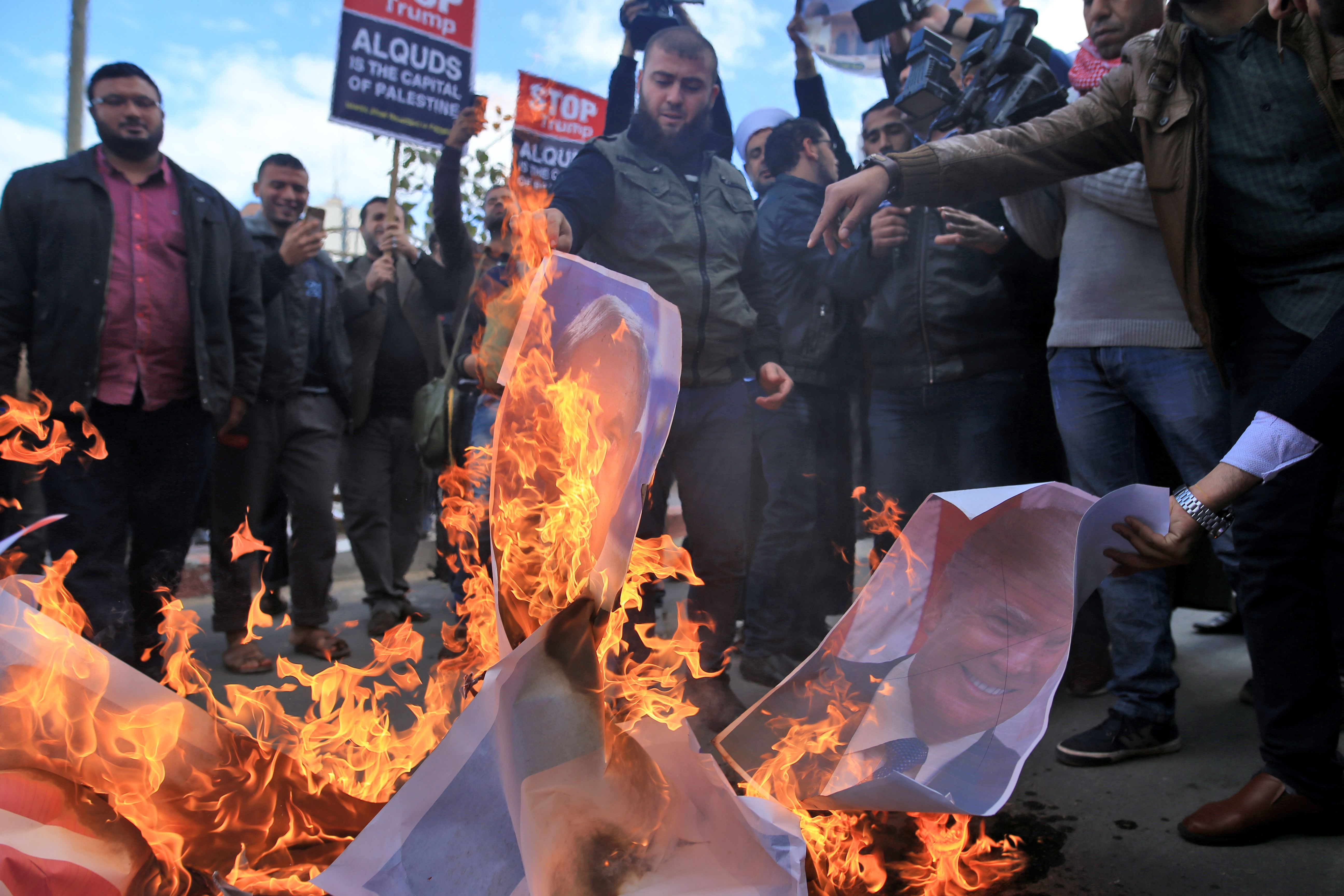 الفلسطينيون يشعلون النار فى صور ترامب