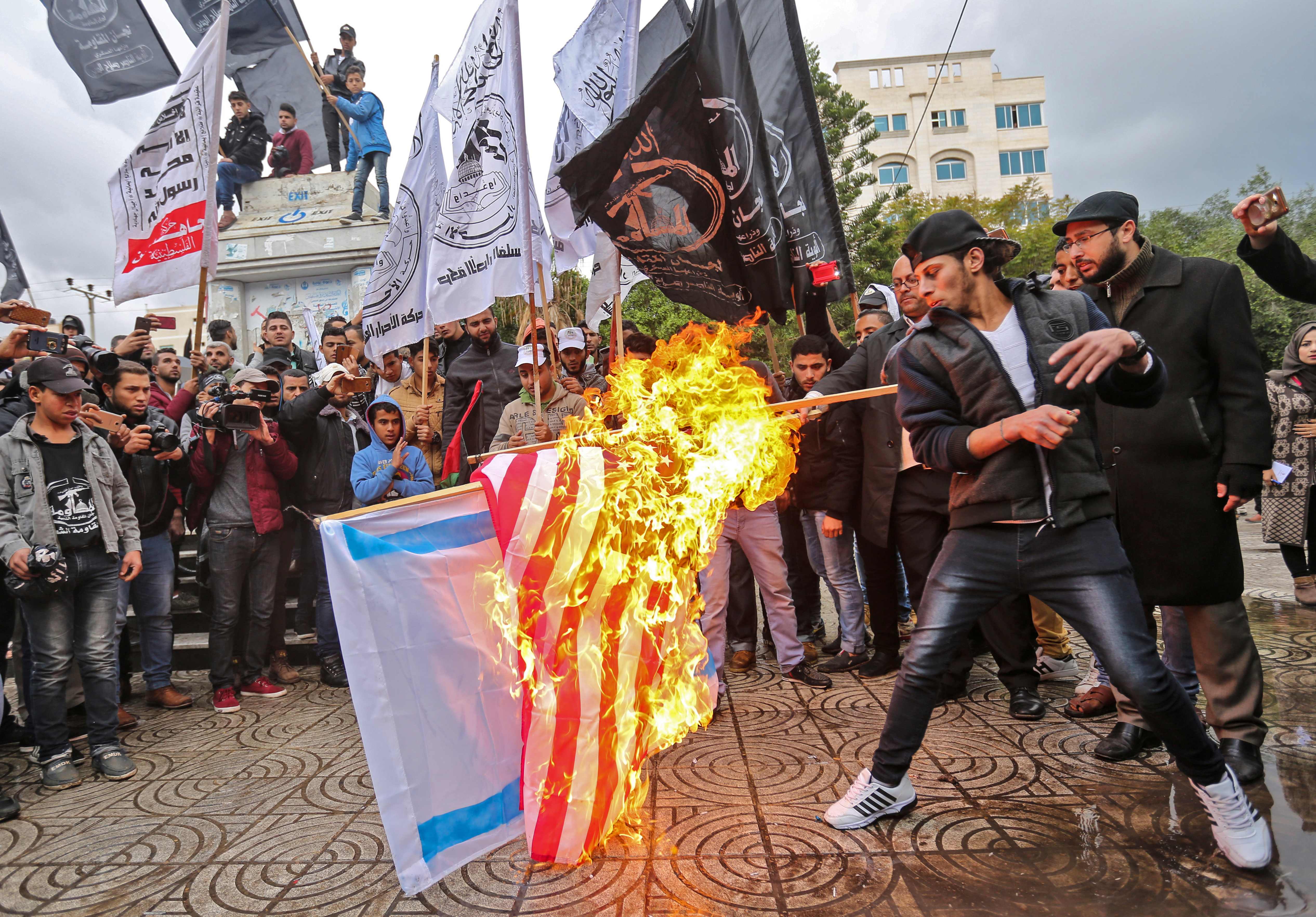 الشباب الفلسطينى يشعل الأعلام الاسرائيلية والامريكية