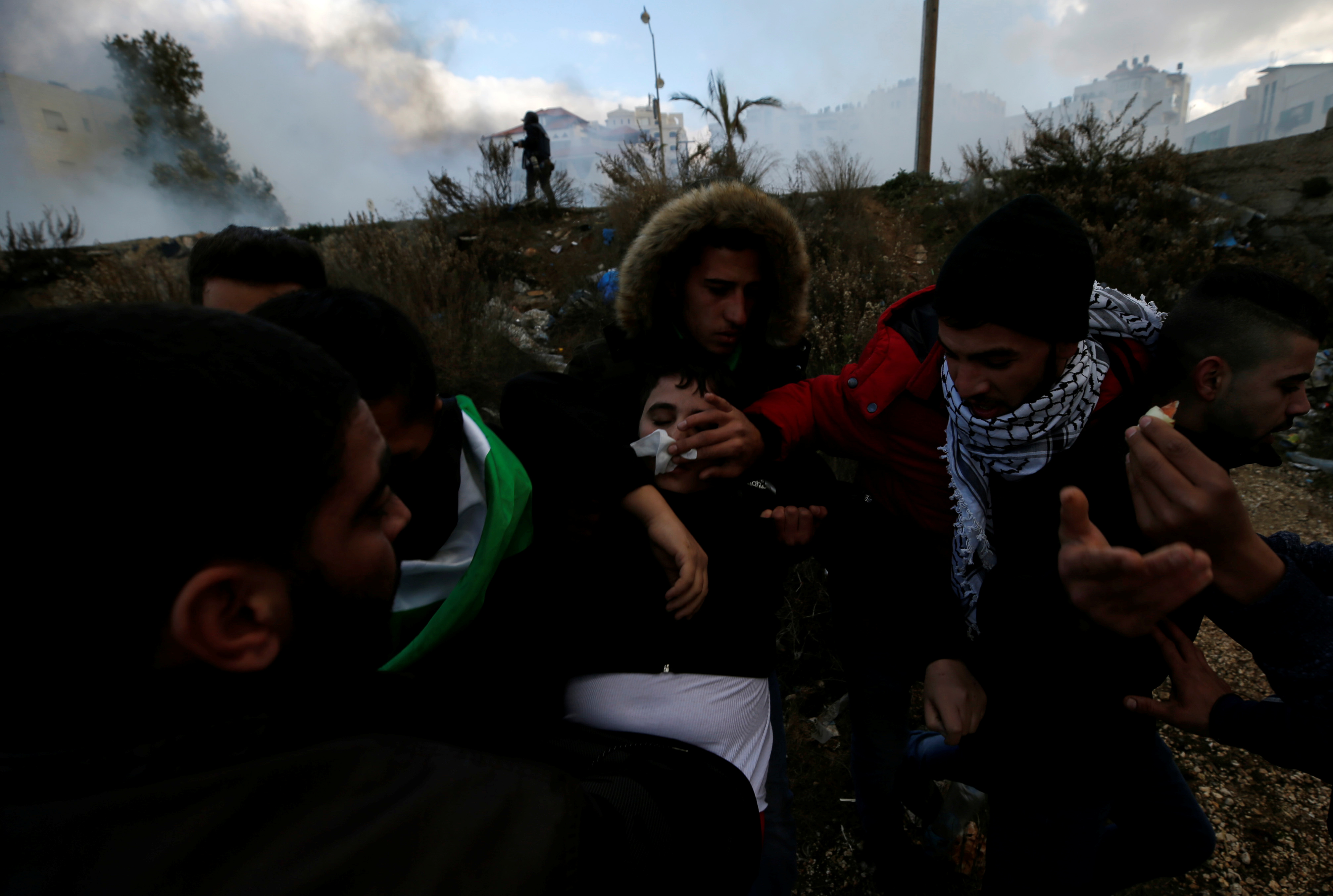 شاب فلسطينى يصلى خلال الاشتباكات