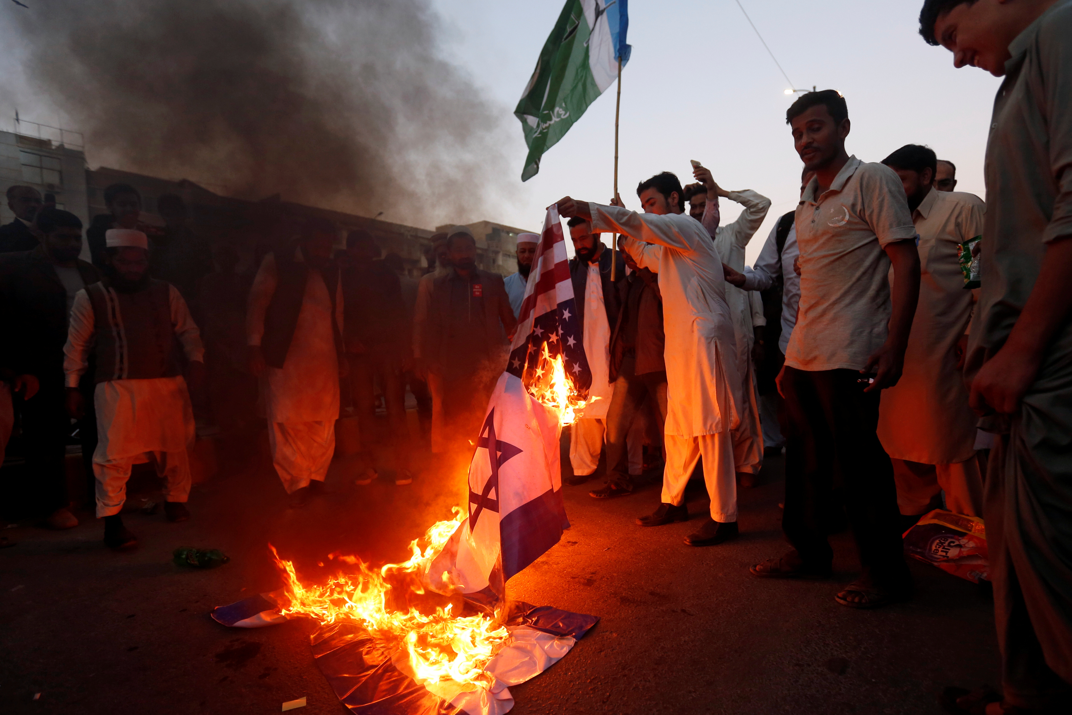 متظاهرون يحرقون العلم الإسرائيلى فى باكستان