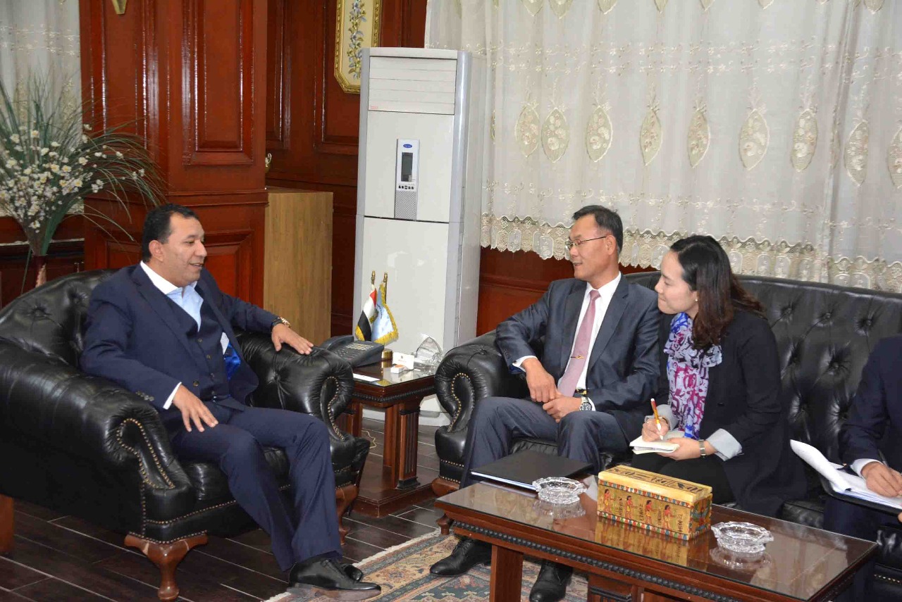          جانب من لقاء المحافظ والقائم باعمال السفير الكوري بمصر