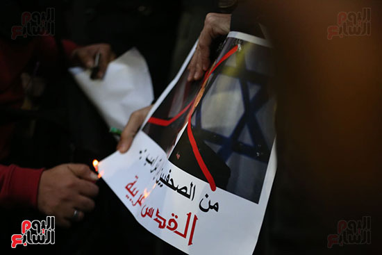 صور الصحفيون يحرقون علم إسرائيل خلال وقفة احتجاجية (13)