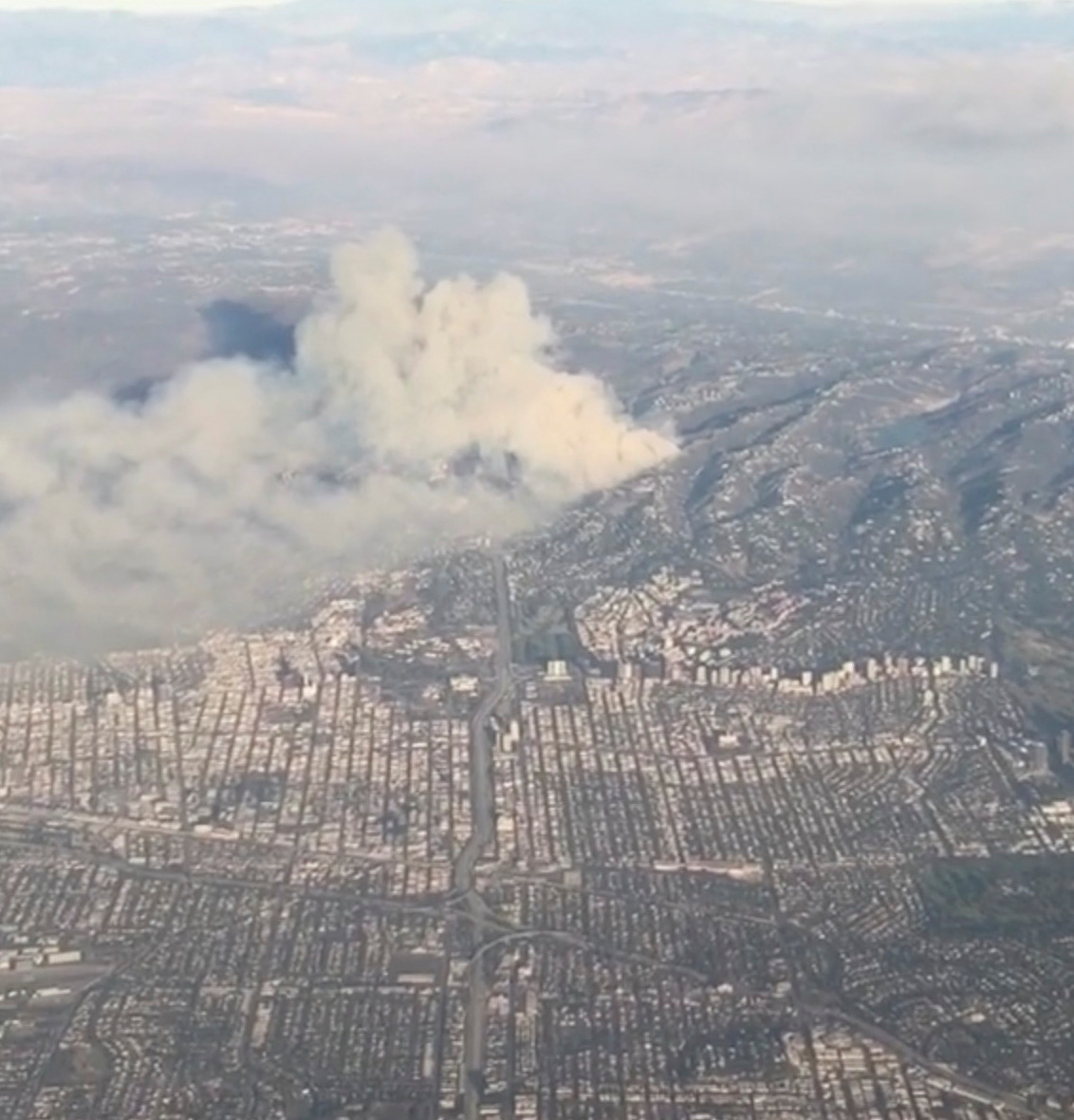 دخان ينبعث بسبب حرائق كاليفورنيا