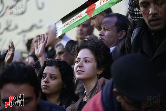 صور الصحفيون يحرقون علم إسرائيل خلال وقفة احتجاجية (10)