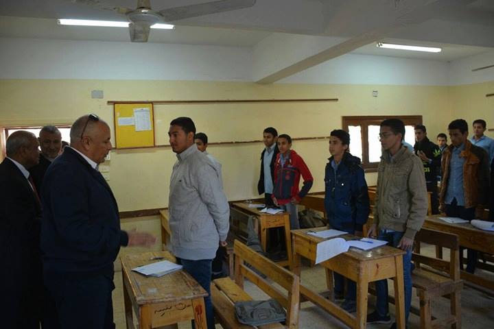  المحافظ اثناء الجولة
