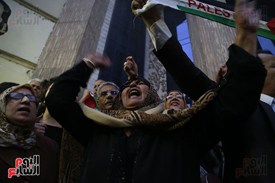 صور الصحفيون يحرقون علم إسرائيل خلال وقفة احتجاجية (12)