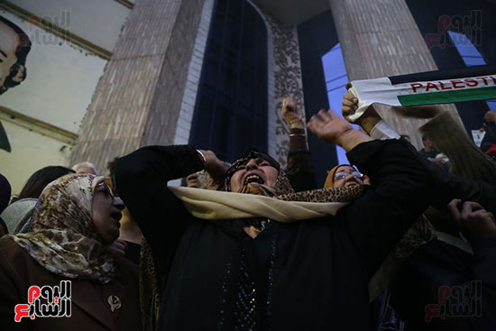 صور الصحفيون يحرقون علم إسرائيل خلال وقفة احتجاجية (14)