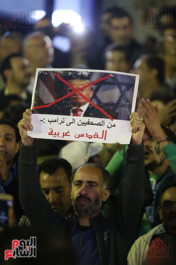 صور الصحفيون يحرقون علم إسرائيل خلال وقفة احتجاجية (4)