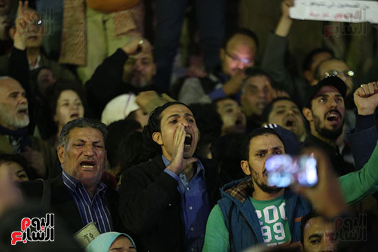 صور الصحفيون يحرقون علم إسرائيل خلال وقفة احتجاجية (6)