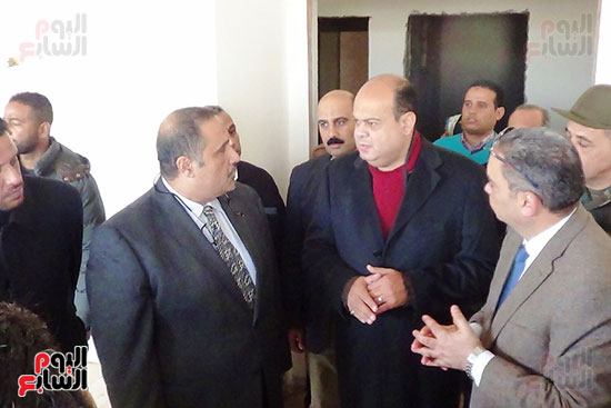 محافظ مطروح يطمئن على سير العمل بمبنى الجامعة