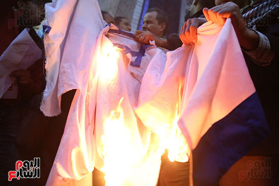 صور الصحفيون يحرقون علم إسرائيل خلال وقفة احتجاجية (16)