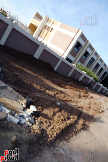 أثار تسرب المياه على الأسوار المجاورة للمدرسة