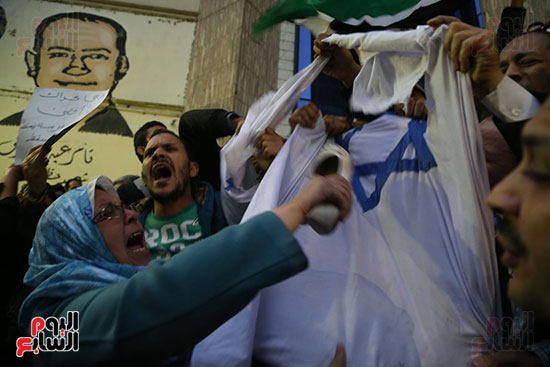 صور الصحفيون يحرقون علم إسرائيل خلال وقفة احتجاجية (20)
