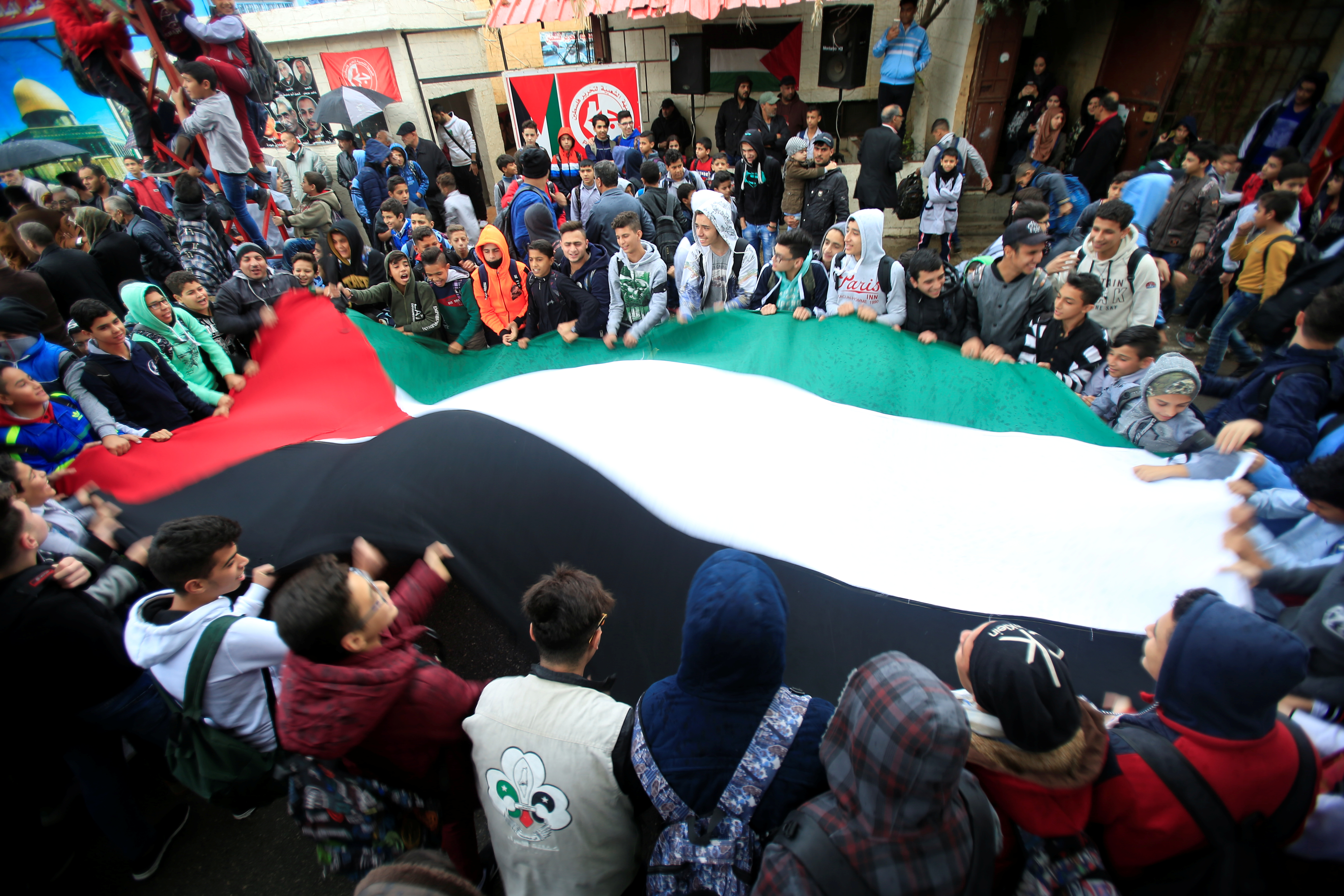تظاهرات تحمل العلم الفلسطينى