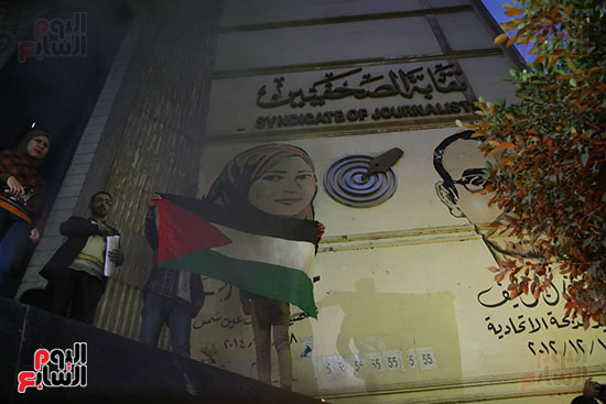 صور الصحفيون يحرقون علم إسرائيل خلال وقفة احتجاجية (7)