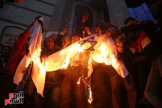 صور الصحفيون يحرقون علم إسرائيل خلال وقفة احتجاجية (17)