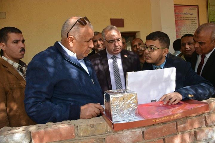  المحافظ مع احد الطلاب المتميزين