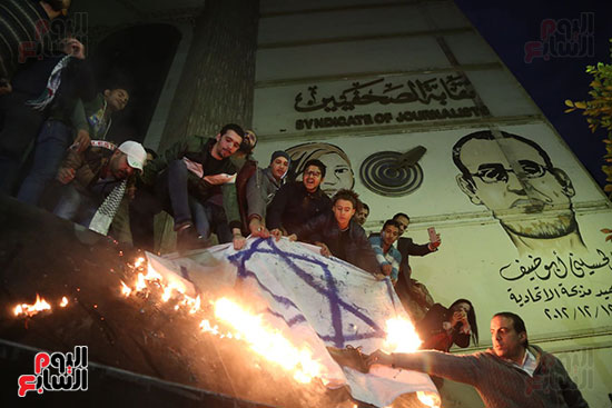 صور الصحفيون يحرقون علم إسرائيل خلال وقفة احتجاجية (3)