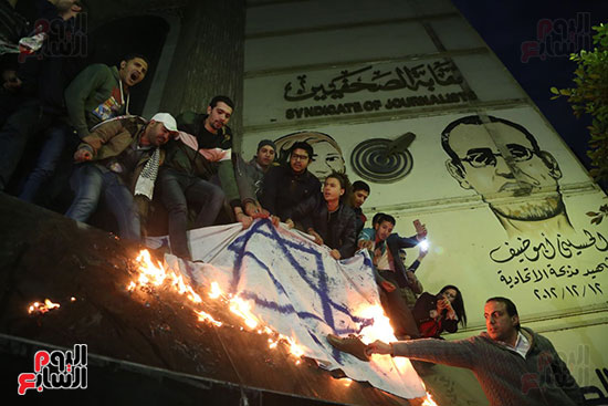 صور الصحفيون يحرقون علم إسرائيل خلال وقفة احتجاجية (1)