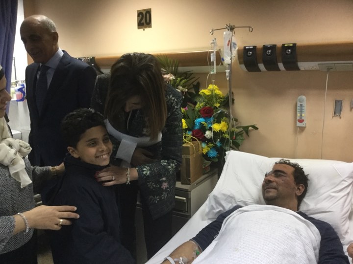 وزيرة الهجرة تزور المواطن المصاب بالكويت  (4)