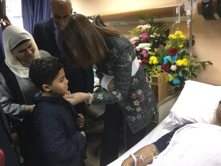 وزيرة الهجرة تزور المواطن المصاب بالكويت  (3)