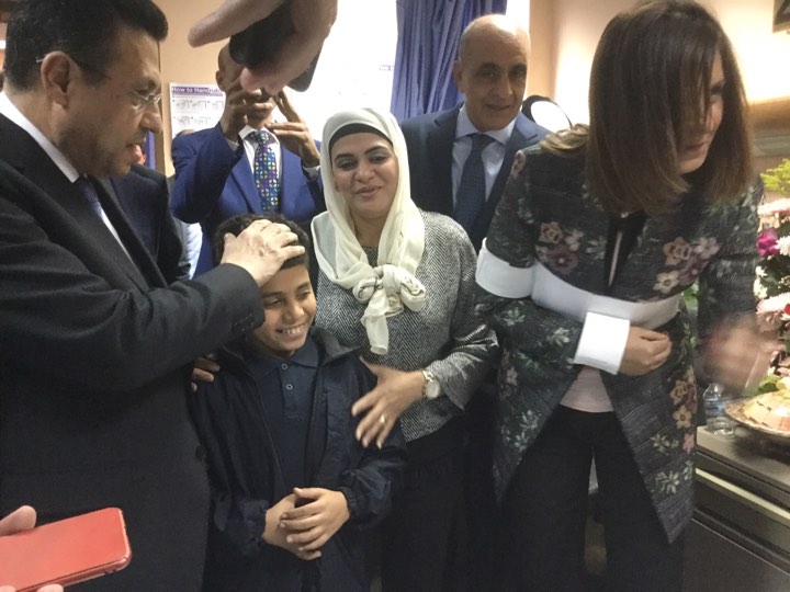وزيرة الهجرة تزور المواطن المصاب بالكويت  (2)
