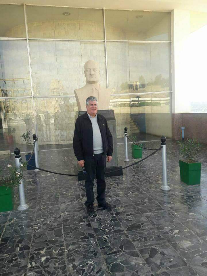 عبد الحكيم عامر أمام تمثال والده
