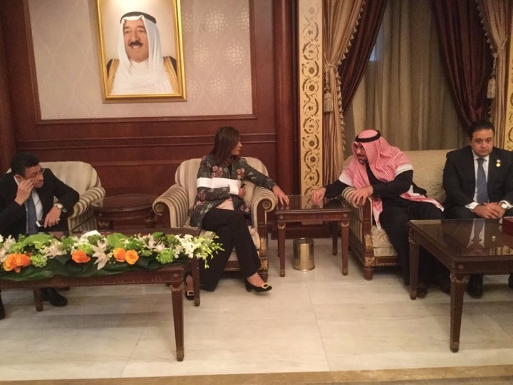 وزيرة الهجرة تصل الكويت للاطمئنان على حالة المواطن المصرى المعتدى عليه (1)