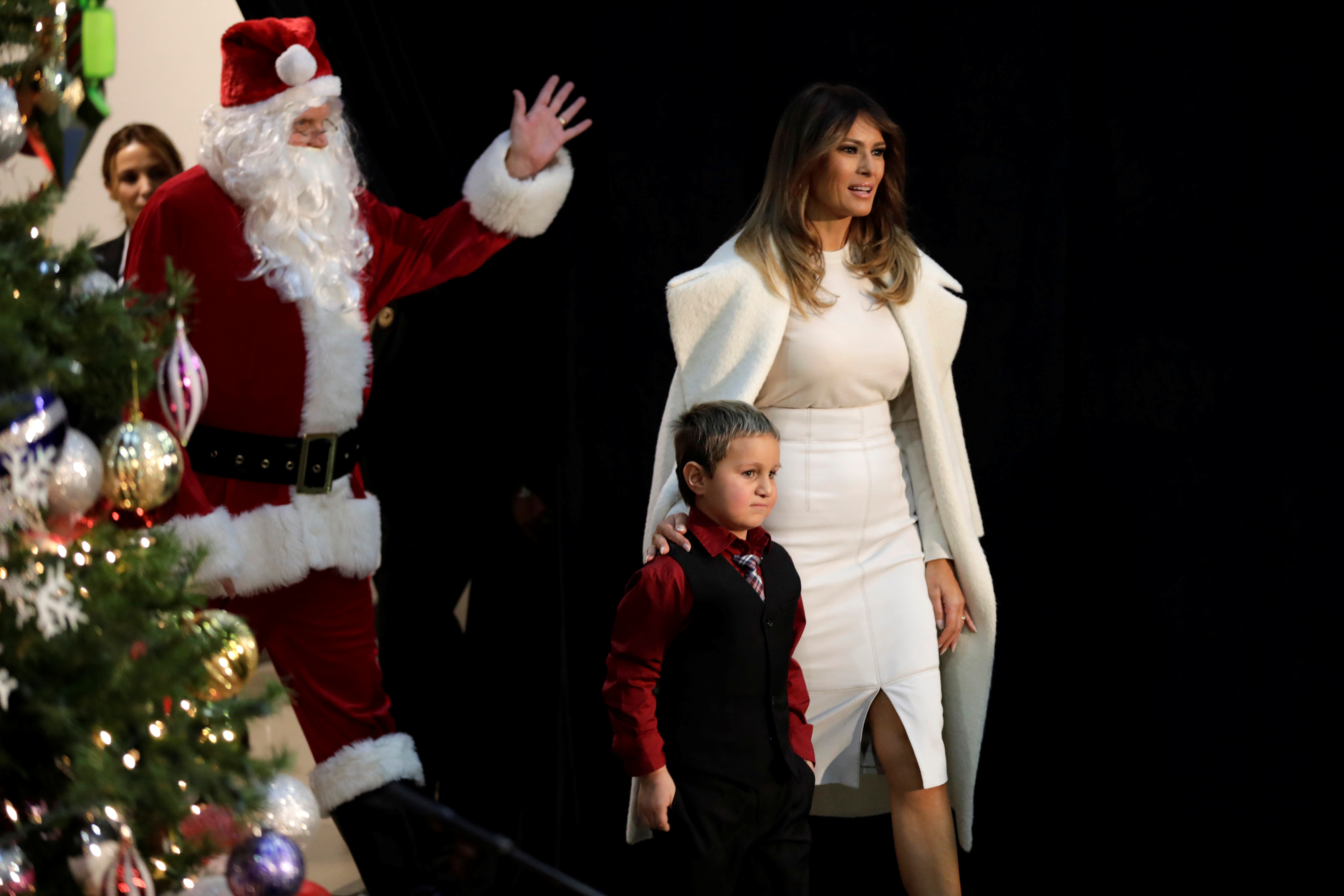 إطلالة جديدة لـميلانيا ترامب أثناء احتفالها بالكريسماس مع الأطفال بواشنطن