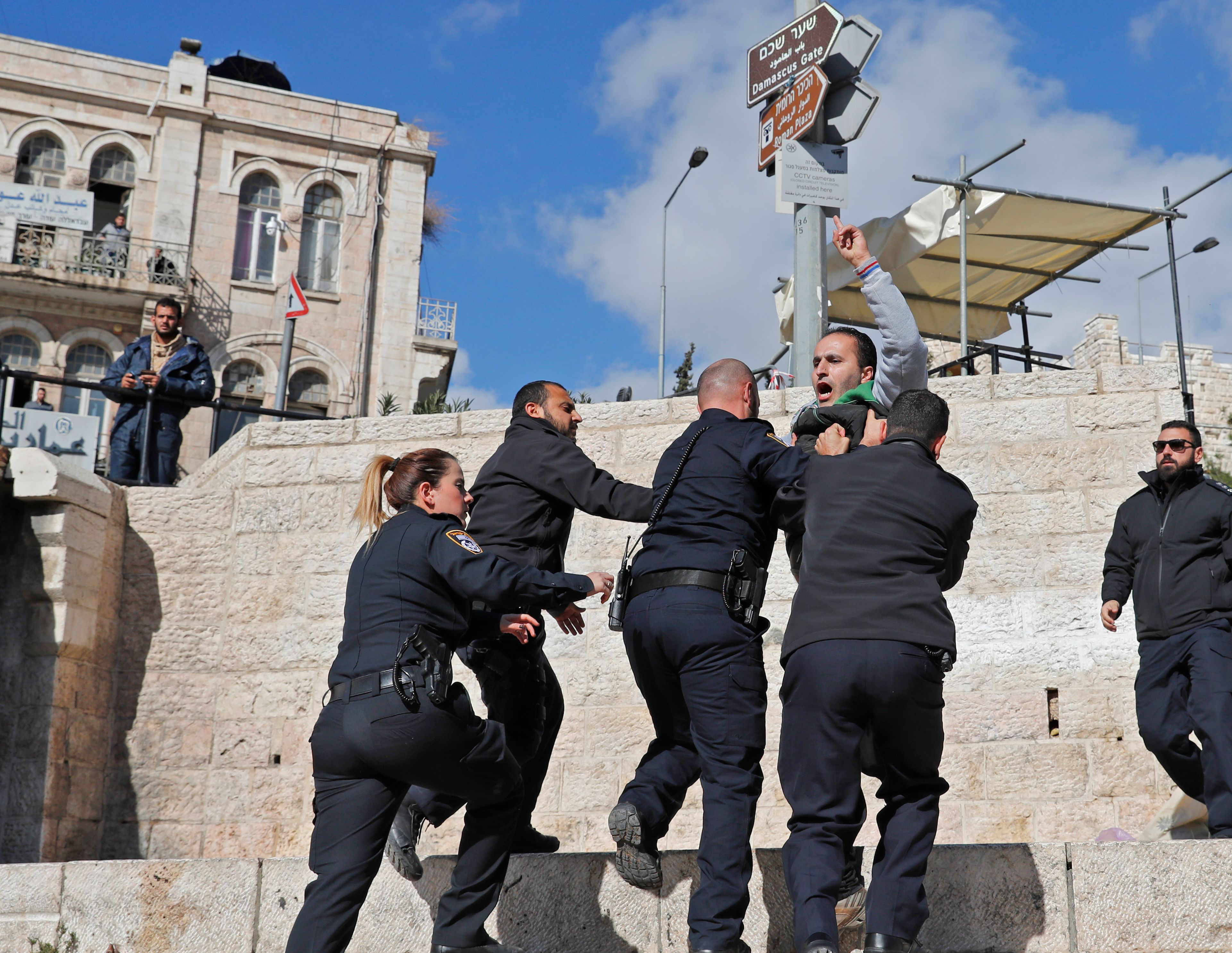 شرطة الاحتلال تعتقل أحد الفلسطينيين