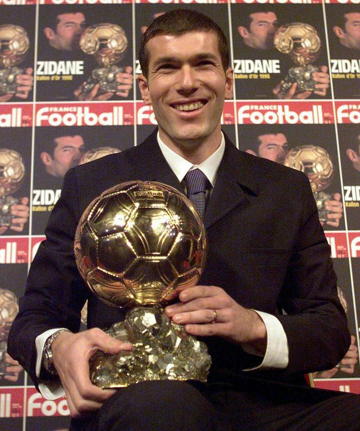 زيدان مع الكرة الذهبية 1998