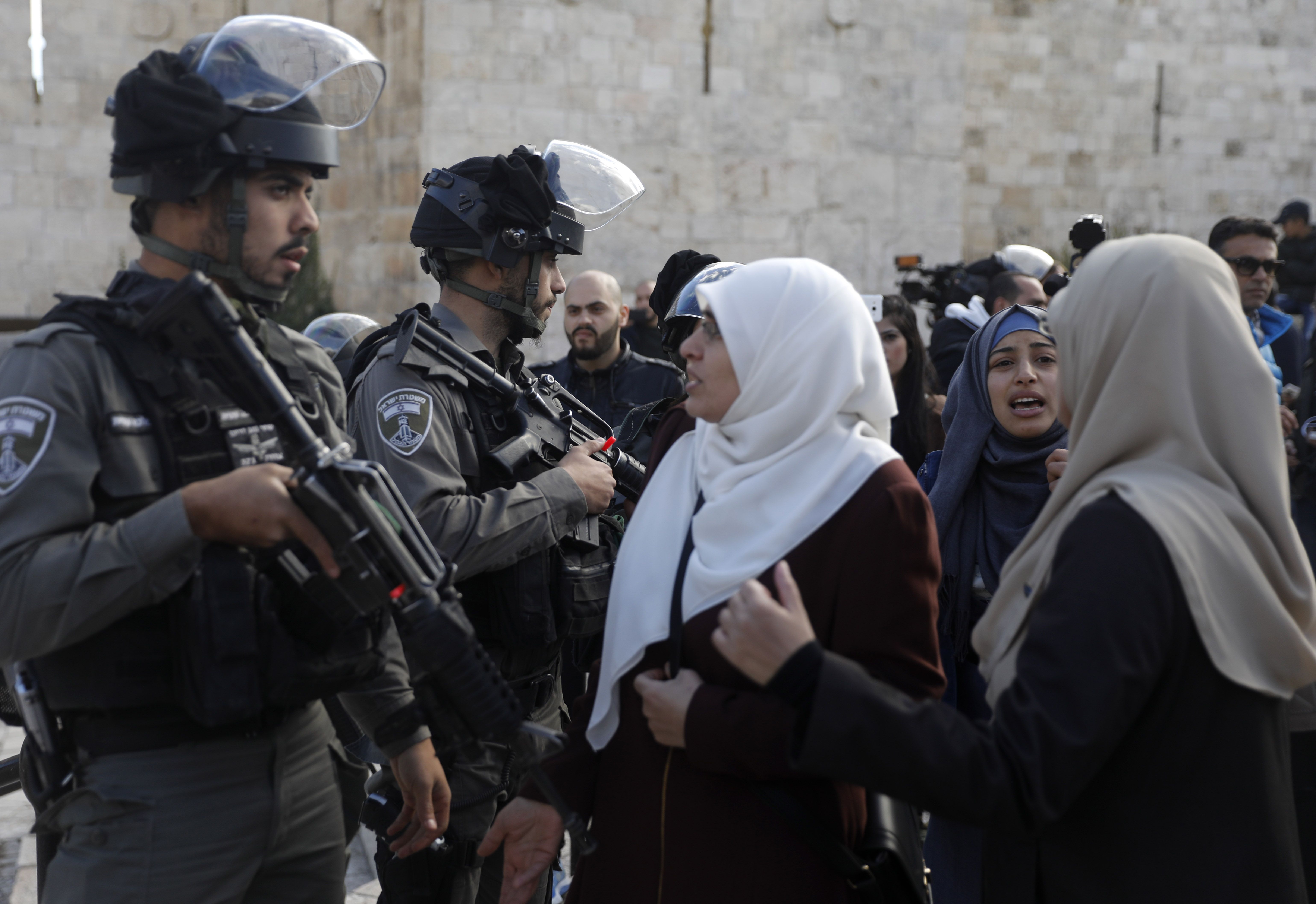 سيدات فلسطين يواجهون جنود الاحتلال