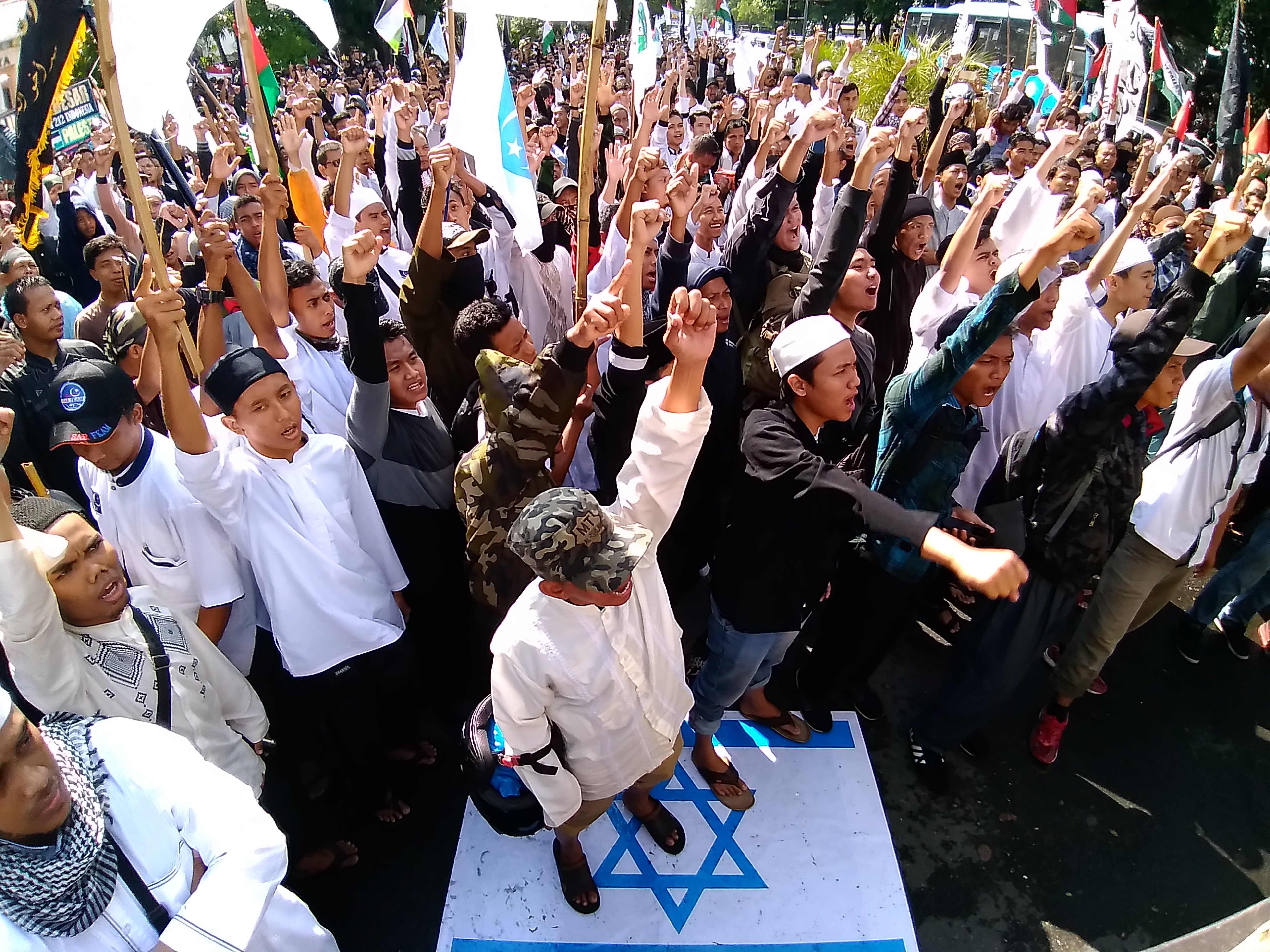 متظاهرون فى إندونيسيا